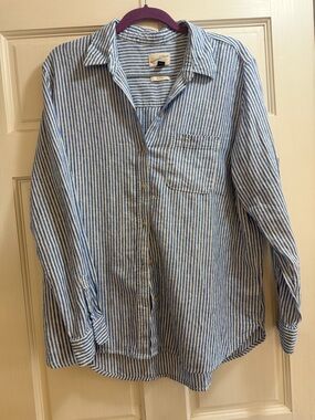 Universal Thread Blue and White Striped Casual Button-Down Shirt